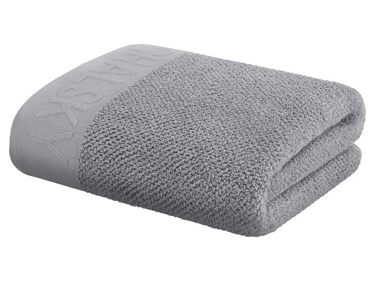 Ein gefaltetes graues Handtuch.