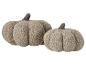 Zwei flauschige Deko-Kürbisse in neutralem Beige.