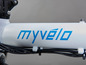 Ein weißes Myvelo E-Bike mit blauem Logo.