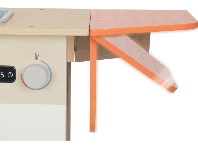 Spielküche aus Holz mit klappbarer Arbeitsplatte und Ofenknopf.