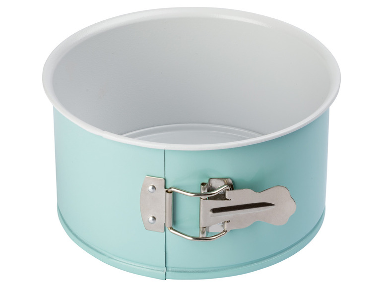 Eine hellblaue Springform mit einem silbernen Verschluss.