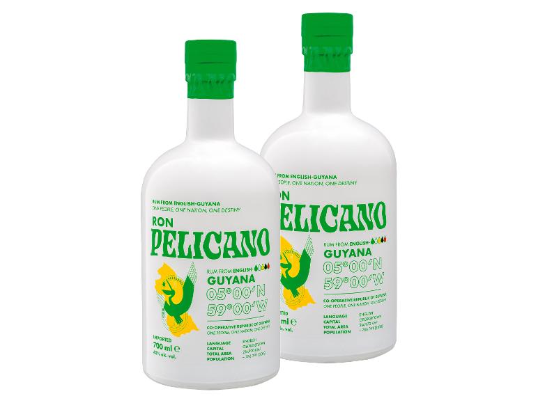 Zwei Flaschen weißer Rum mit grünen und gelben Etiketten, die Informationen über Guyana zeigen.