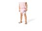 Mädchen in rosa kurzem Pyjama mit Herzen und weißen Sandalen
