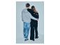 Zwei junge Menschen, von hinten gesehen, tragen passende Sweatshirts mit dem Text „STRENESSE BLUE“.