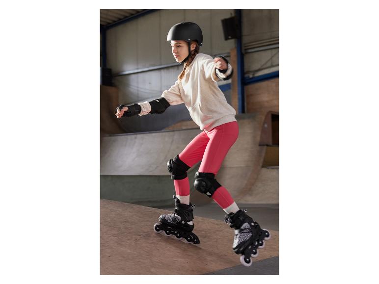 Rollschuhe, Schützer und Helm: Skate-Ausrüstung für Mädchen.
