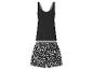 Damen-Pyjama mit schwarzem Spitzentop und schwarz-weiß gemusterten Shorts.