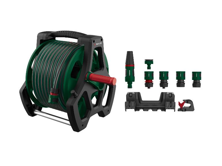 Parkside Gartenschlauch auf Wagen mit Zubehör auf weißem Hintergrund.