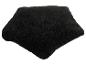 Schwarzer flauschiger Teppich oder Kissen