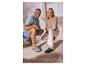 Mann und Frau in lässiger Sommerkleidung, Clogs tragend, auf einem Fliesenboden kauernd.