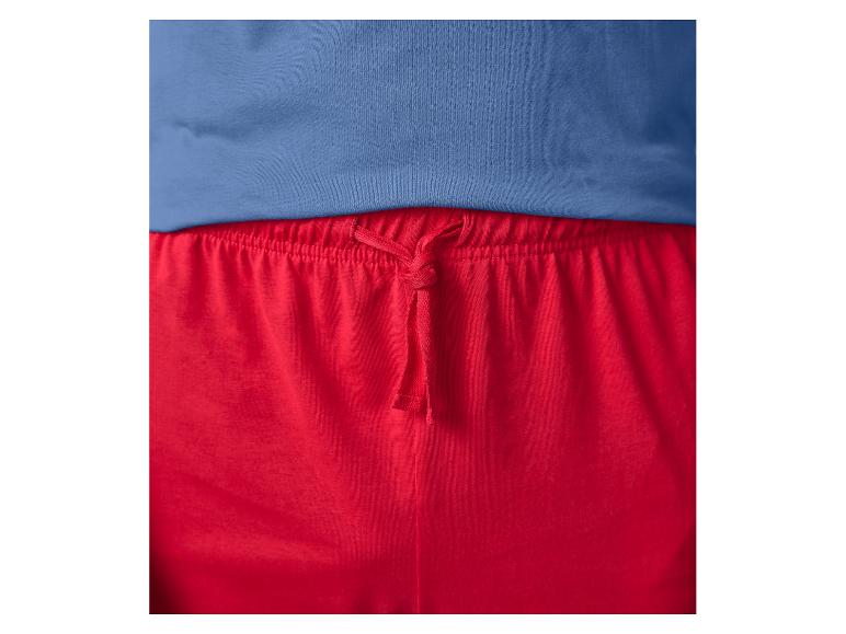 Blaues T-Shirt und rote Shorts mit Kordelzug