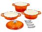 Set aus orangefarbenen emaillierten Gusseisentöpfen mit Deckel und Protektoren