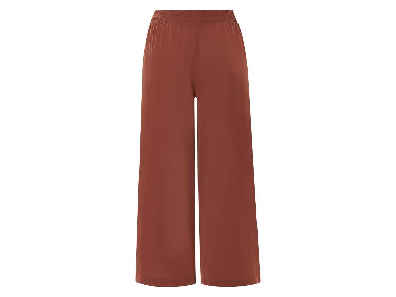 Rostbraune, weite Hose.