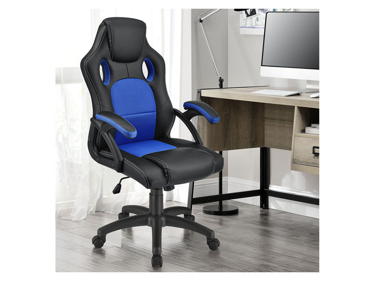 Ein blauer und schwarzer Gaming-Stuhl mit Rollen neben einem Schreibtisch