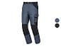 Herren-Arbeitshose in Blau und Schwarz mit Taschen.