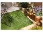 LIVARNO® Premium-Kunstrasen auf einer gemütlichen Terrasse mit Pflanzen und Tisch.