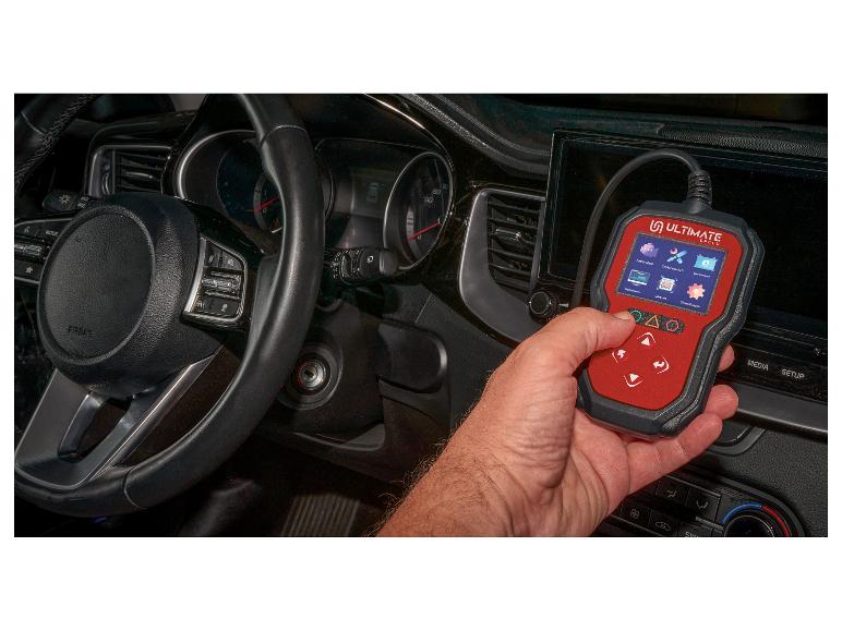 Hand hält ein Ultimate Speed Auto-Diagnosetool in einem Auto