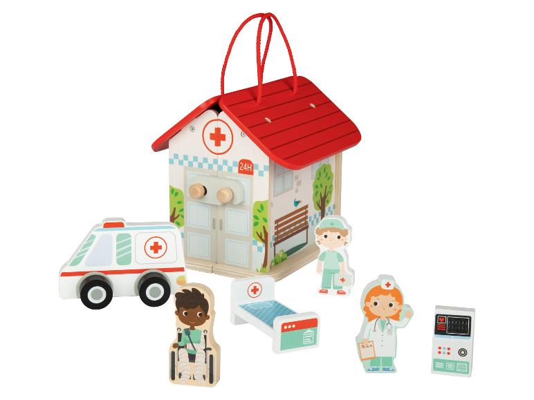 Holz-Krankenhaus und Krankenwagen mit Arzt- und Krankenschwesterfiguren.