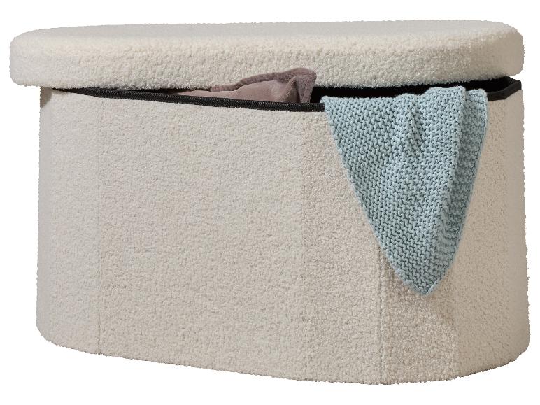 Cremefarbener Bouclé-Aufbewahrungshocker mit einer hellblauen Strickdecke und einer braunen Decke darin