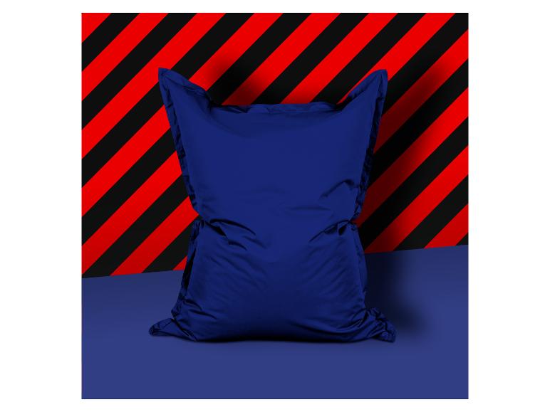 Ein dunkelblauer Sitzsack vor einem Hintergrund mit roten und schwarzen Streifen.