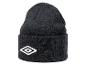 Graue Beanie mit Umbro Logo.