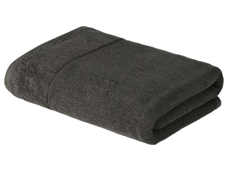 Ein dunkelgraues Handtuch, gefaltet und gebrauchsfertig.