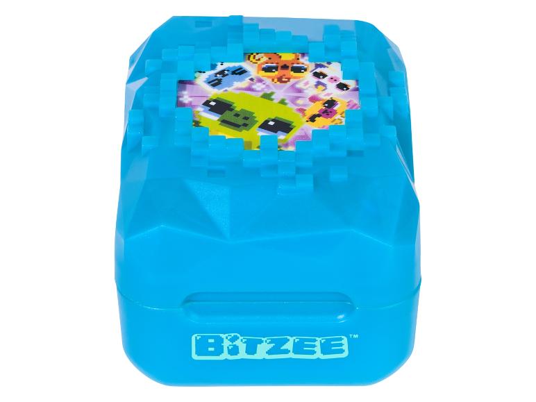 Blaues Bitzee-Spielzeug mit pixeligen Kreaturen auf dem Bildschirm.