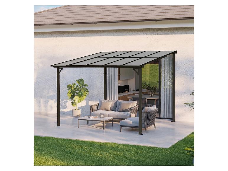 Schwarze Terrassenüberdachung mit Glasdach über einem Outdoor-Loungebereich mit Sofa und Tisch.