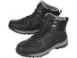 Schwarze Herren-Winterstiefel mit Fellfutter und grauen Sohlen.