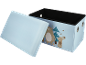 Hellblaue Kinder-Aufbewahrungsbox mit Bär und Bäumen, mit offenem Deckel.