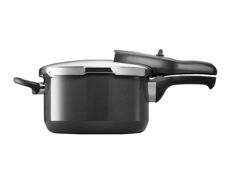 Ein dunkelgrauer Schnellkochtopf mit silbernem Rand und schwarzen Griffen.