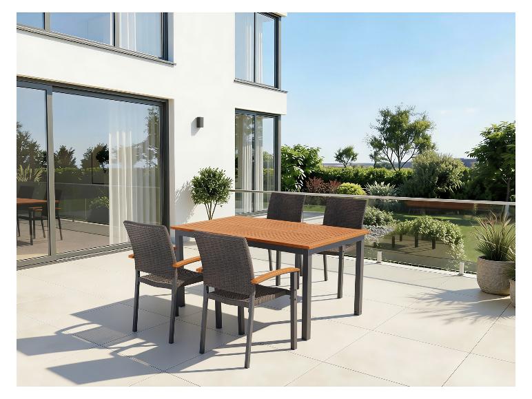 Moderne Terrasse mit Essgarnitur und Glasgeländer.