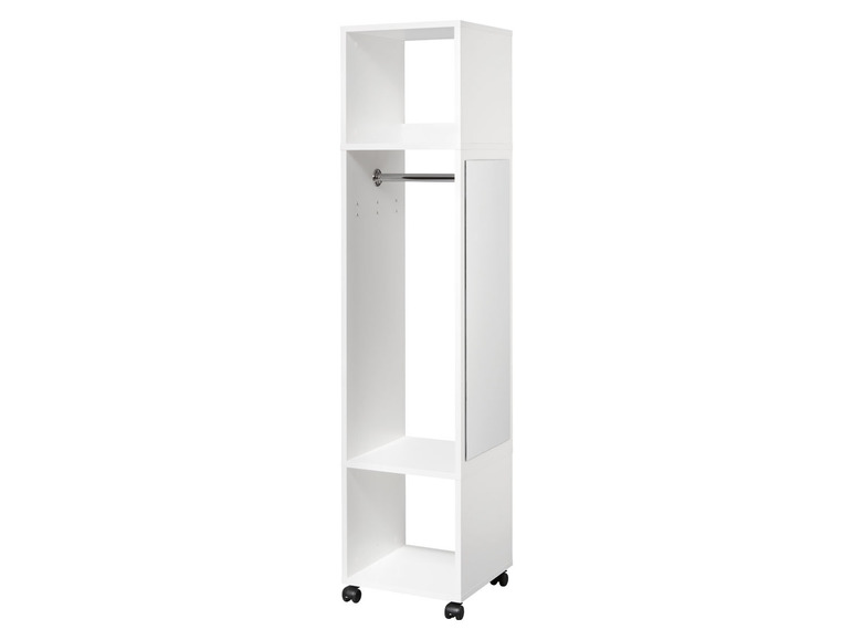 Ein weißer Kleiderschrank mit Regalen, einer Kleiderstange und Rollen.