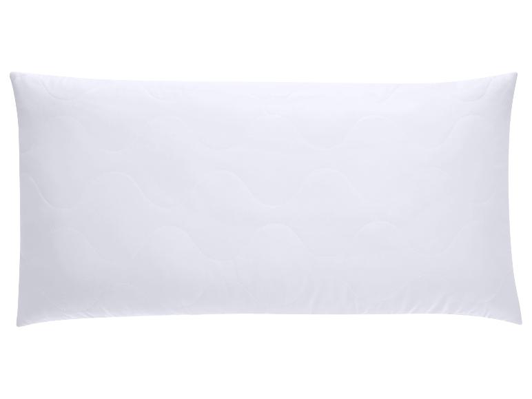 Weißes, rechteckiges Kissen mit wellenförmiger Steppung.