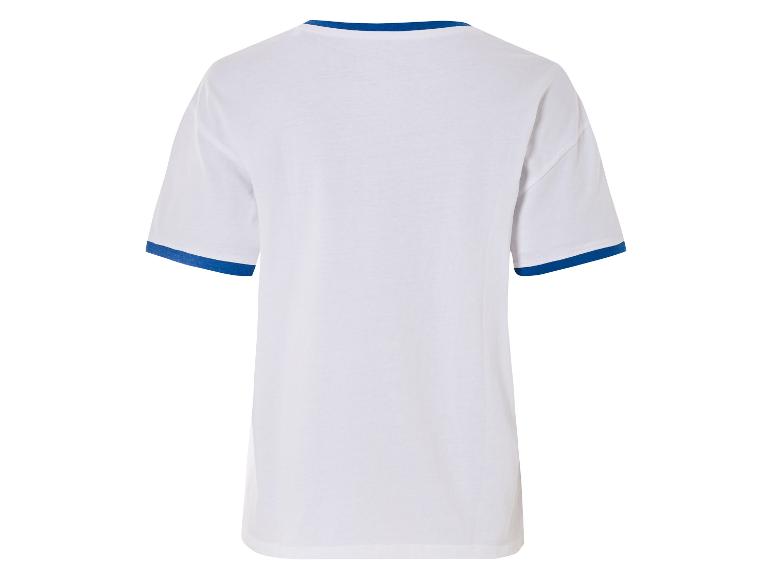 Weißes T-Shirt mit kurzen Ärmeln und blauen Bündchen.