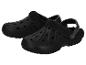Schwarze Clogs mit Fellfutter, Belüftungslöchern und Fersenriemen.