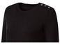 Schwarzer Pullover mit Knöpfen an der Schulter.