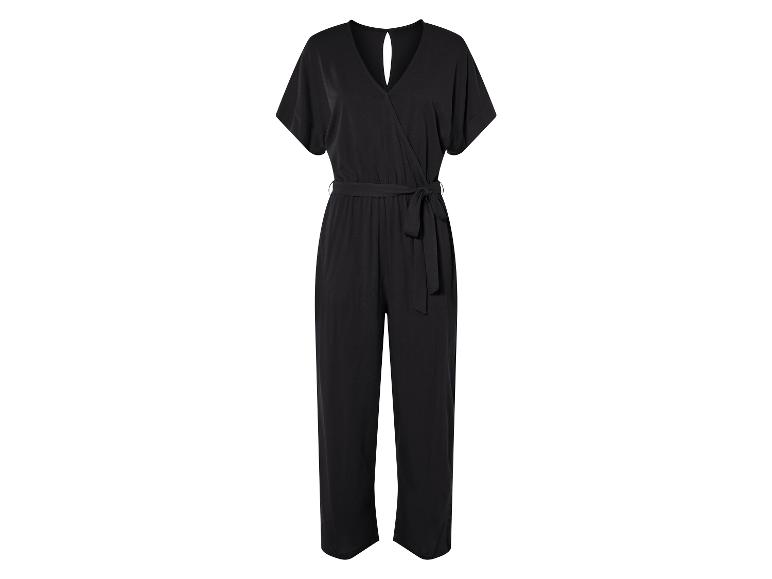 Ein schwarzer Jumpsuit mit V-Ausschnitt und Gürtel.