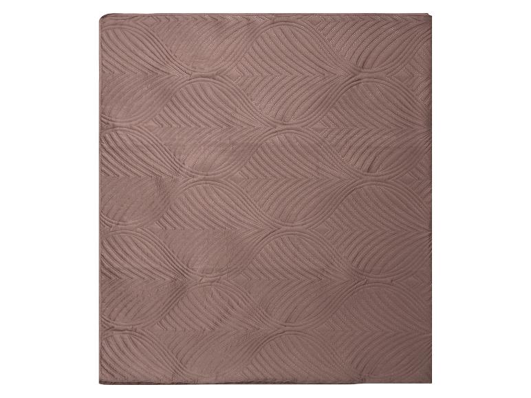 Braune Decke oder Tagesdecke mit einem wellenförmigen und geometrisch gesteppten Muster.