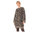 Frau in gestricktem Kleid mit Leopardenmuster
