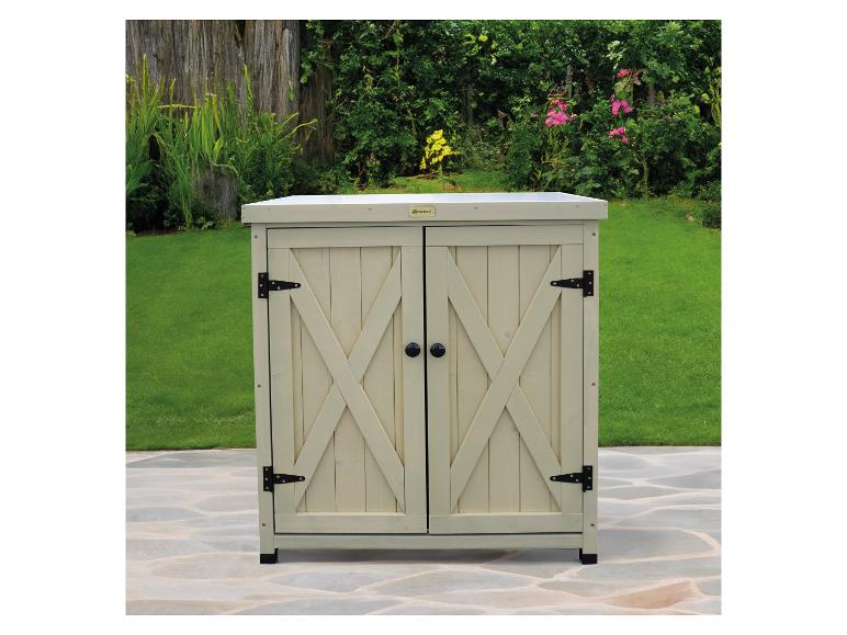 Holzschrank mit zwei Türen und schwarzen Griffen auf einer gefliesten Terrasse im Garten.