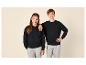 Zwei Kinder in schwarzen Sweatshirts und grauen Jogginghosen.