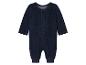 Dunkelblauer Velours-Baby-Strampler mit Knöpfen vorne.