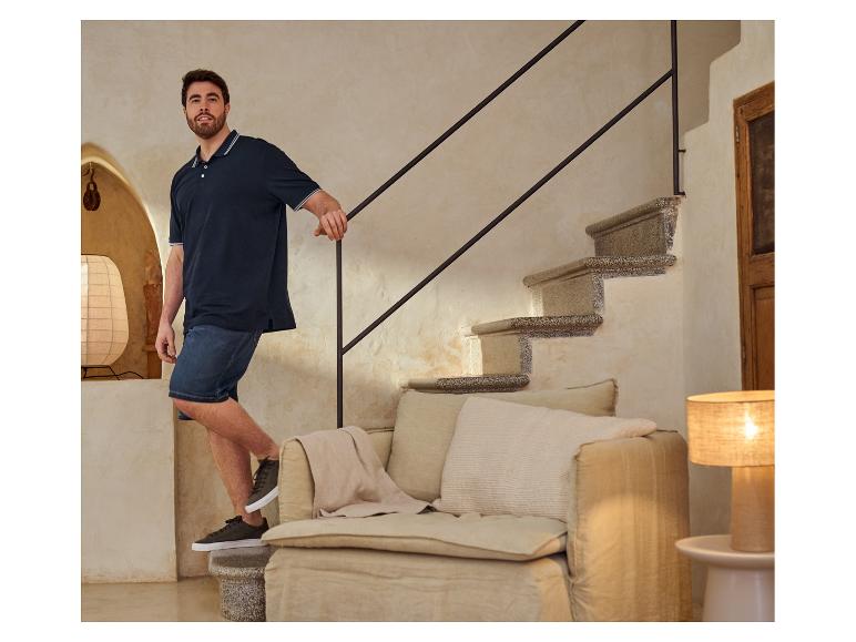 Polo-Shirt, Shorts und Sneaker: ein lässiger Look für Männer.