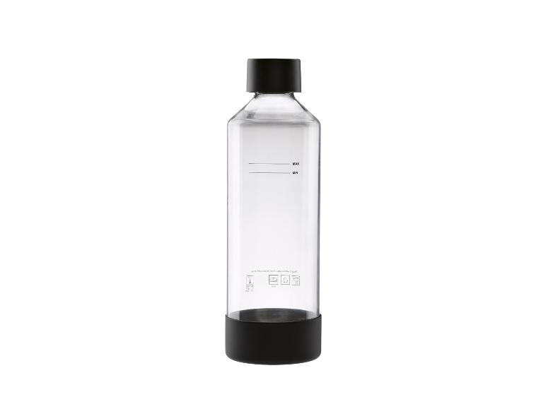 Transparente Wasserflasche mit schwarzem Deckel und Boden, mit MAX- und MIN-Markierungen.