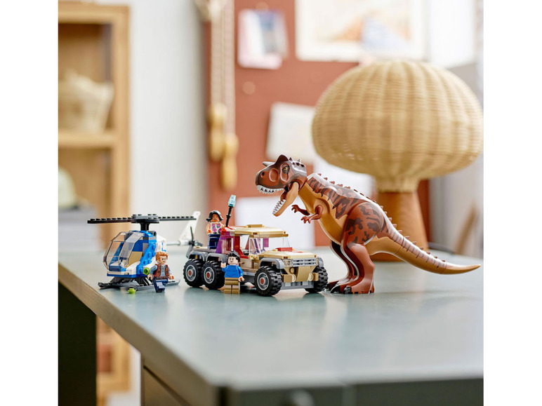 Gehe zu Vollbildansicht: LEGO® Jurassic World™ 76941 »Verfolgung des Carnotaurus« - Bild 4