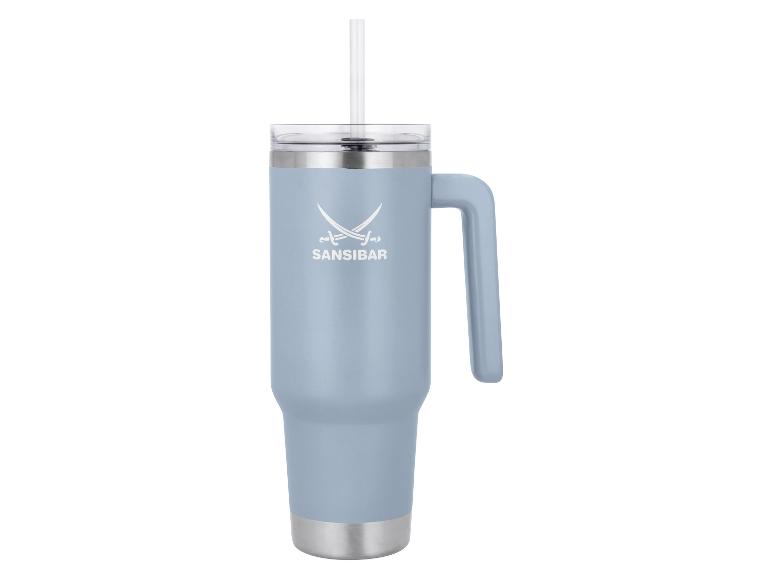 Hellblauer Becher mit Henkel, Strohhalm und Logo von zwei gekreuzten Säbeln.