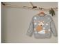 Grauer Pullover mit einem Fuchs- und Schneeflockenmuster.