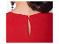 Ein rotes Kleid mit V-Ausschnitt und Knopf im Nacken.