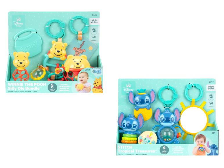 Zwei Baby-Geschenksets, eines mit Winnie Puuh-Spielzeug und das andere mit Stitch-Spielzeug.