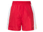 Rote Shorts mit weißen und gelben Streifen.